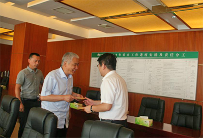 qy千亿控股党委慰问难题党员活动